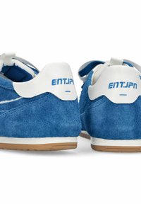 Paire de baskets en daim bleu avec des languettes de talon blanches et un texte bleu "ENTJPN" à l'arrière, présentées sur un fond blanc.