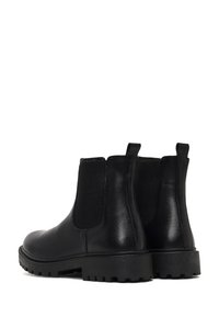 Bottes de cheville en cuir noir avec panneaux élastiques sur les côtés, surface texturée et semelles en caoutchouc robustes ; dotées de languettes pour un enfilage facile.