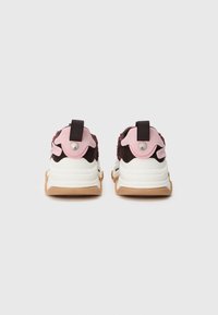 Zapatillas deportivas con base blanca, parte superior de malla burdeos, detalles en rosa y suela de goma. Cuentan con una lengüeta en el talón para facilitar su colocación.