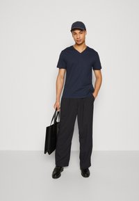 Esprit V-NECK REGULAR FIT - T-shirt - bas - navy