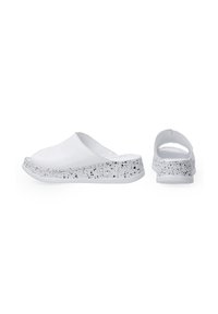 Hvide læder slip-on sko med en spraglet grå og sort ydersål. Glat overdel med en afrundet tå og åben bagdesignet.
