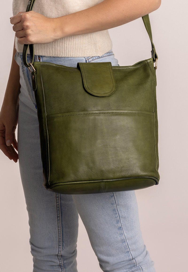 Borsa a spalla verde in pelle con chiusura a patta, texture liscia e tasca frontale. Tracolla regolabile e base piatta per stabilità.