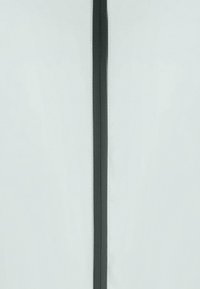 Giacca leggera in tessuto grigio chiaro con una texture liscia, caratterizzata da una zip centrale nera e cuciture a contrasto lungo le cuciture.