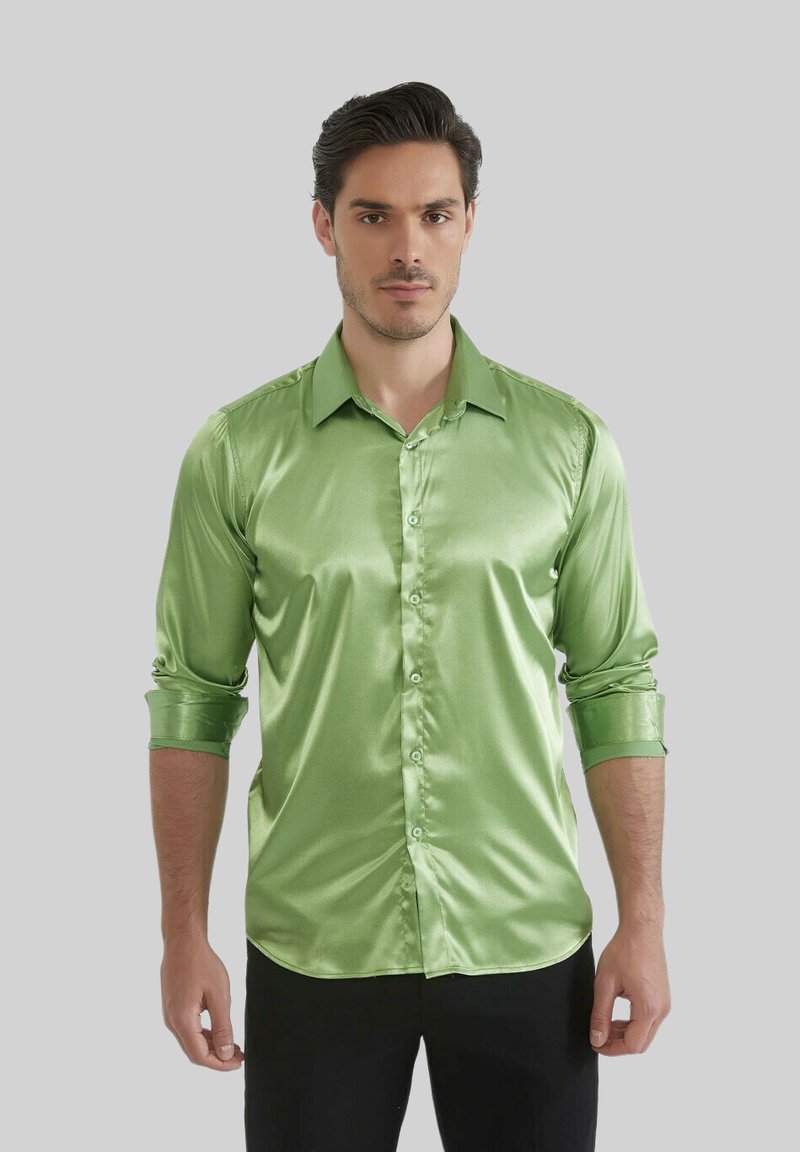 Chemise button-up satin vert clair avec un col pointu et des manches longues, présentant une texture lisse et un design ajusté.
