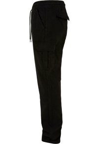 Pantalon cargo noir avec taille élastique, cordon latéral, poches avant et poches cargo à rabat sur la cuisse.