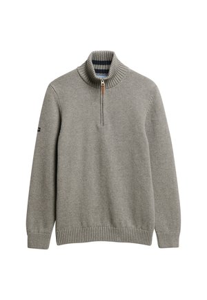 Suéter de punto gris con cuello alto y media cremallera. Puños y dobladillo con canalé. Presenta un pequeño logo de la marca en la manga. Textura suave.
