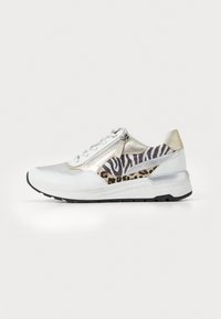 Sneaker con tomaia in rete argento e bianco, dettagli oro e un motivo a strisce leopardate. Presenta una cerniera e una suola in gomma texturizzata.