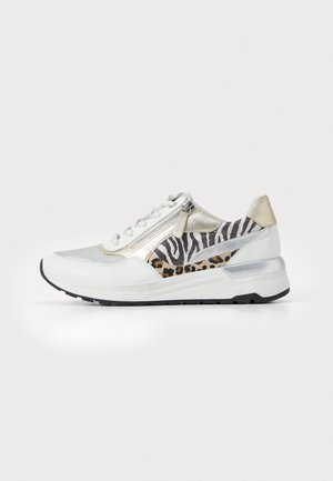Sneaker con tomaia in rete argento e bianco, dettagli oro e un motivo a strisce leopardate. Presenta una cerniera e una suola in gomma texturizzata.