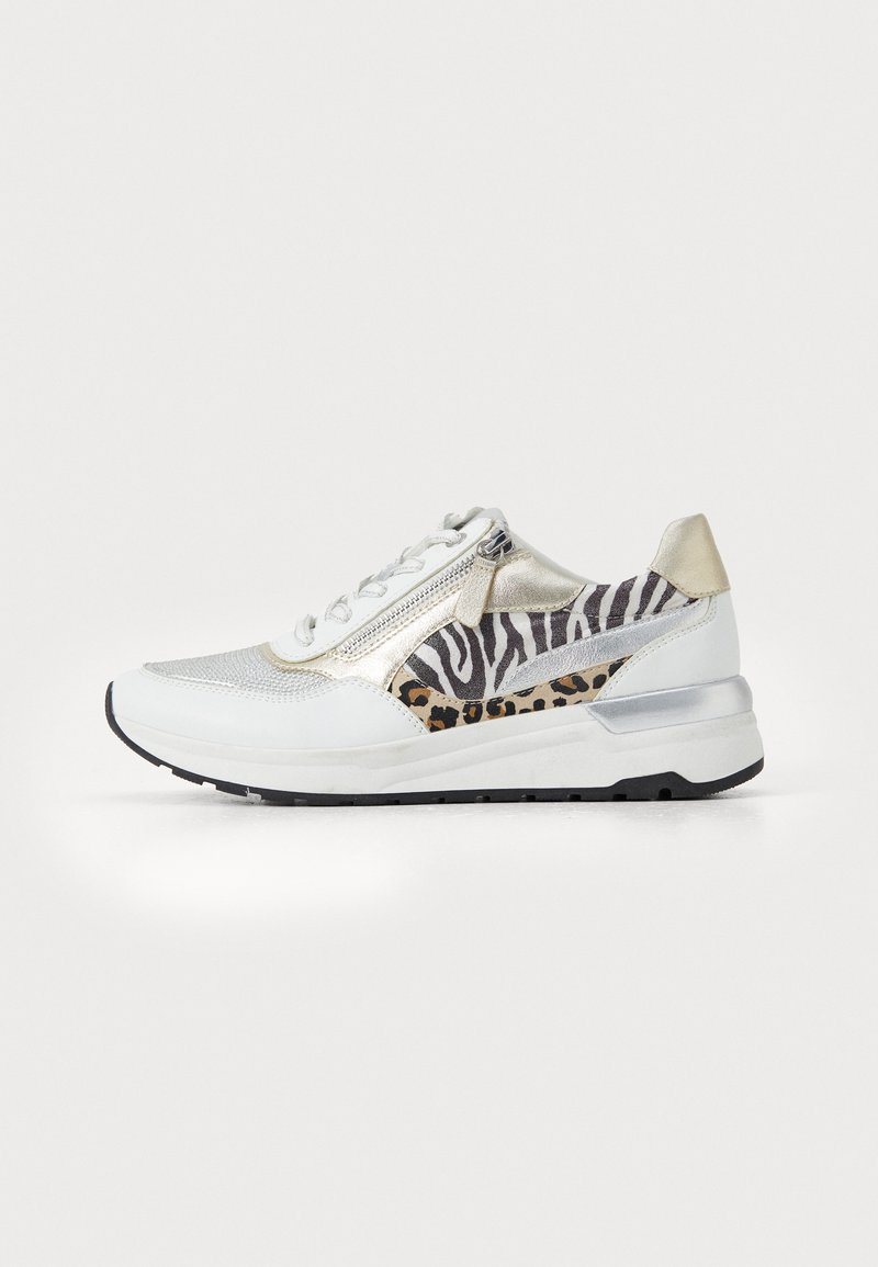 Sneaker con tomaia in rete argento e bianco, dettagli oro e un motivo a strisce leopardate. Presenta una cerniera e una suola in gomma texturizzata.