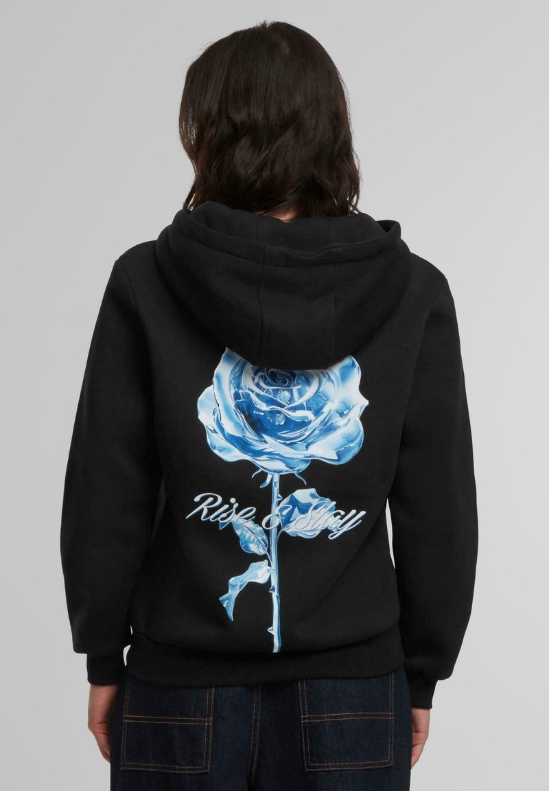 Felpa nera con cappuccio caratterizzata da una grande grafica di una rosa blu e il testo "Rise & Stay" in bianco sul retro. Tessuto morbido, vestibilità casual e cappuccio.