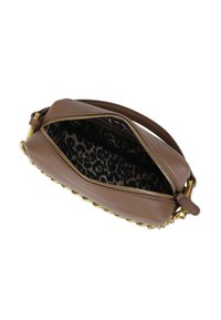 Borsa in pelle marrone con dettaglio in catena dorata, con interno a stampa leopardata e chiusura a zip. Forma rotonda e finitura testurizzata.