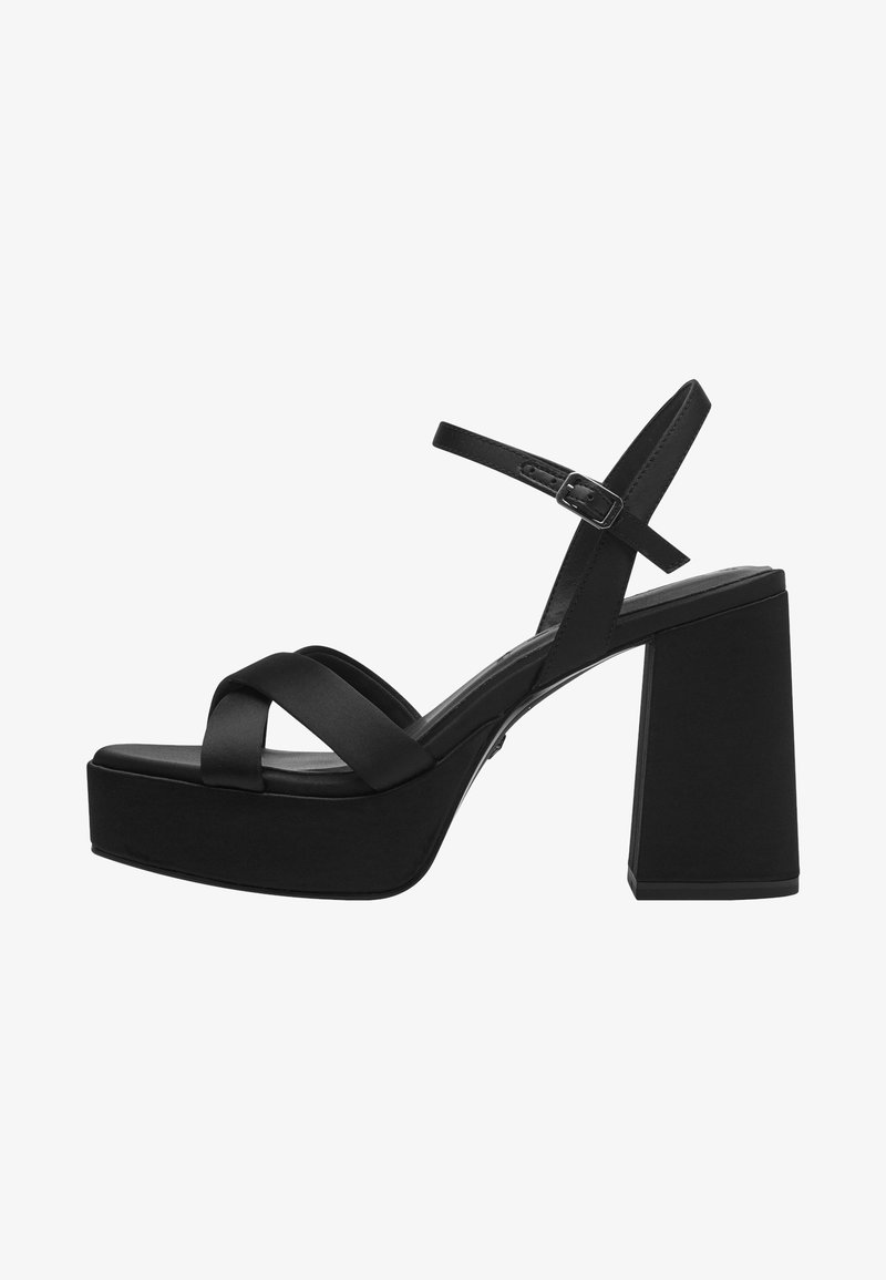 Sandale à plateforme noire à talons hauts avec larges brides croisées à l'avant et bride de cheville réglable avec fermeture à boucle.