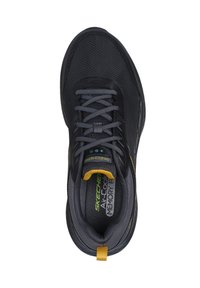 Scarpa da ginnastica nera con una tomaia in rete testurizzata, dettagli grigi, logo giallo e soletta imbottita etichettata "Air-Cooled Memory Foam".