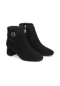 Bottines en daim noir avec un bout pointu, un talon carré, une fermeture éclair latérale et un accent à boucle autour de la cheville. Texture lisse et design ajusté.