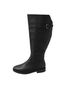 Bota negra hasta la rodilla hecha de cuero liso, con un sencillo acento de hebilla en el lado y un diseño de puntera redondeada. Suela plana.