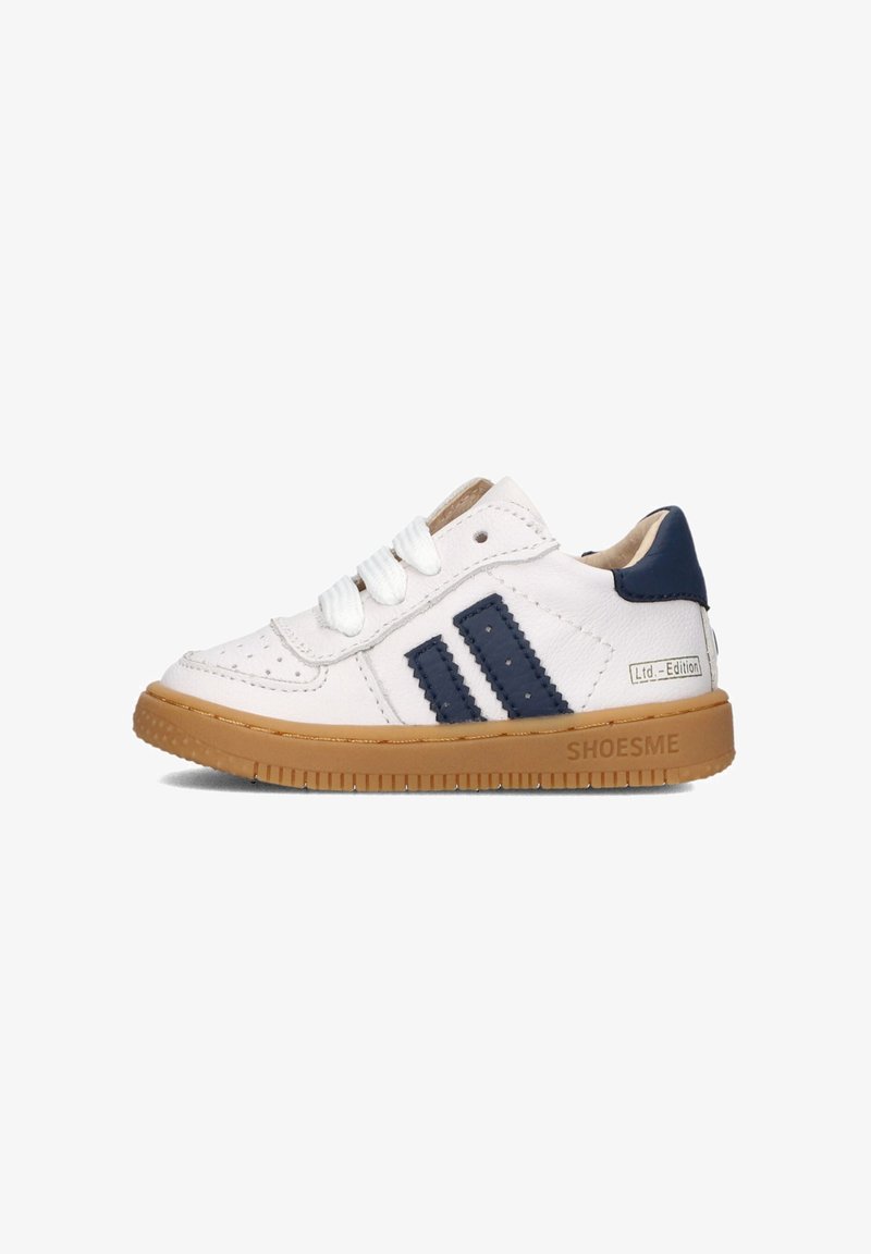 Weiße Ledersneaker mit marineblauen Streifen, strukturierten Akzenten, weißen Schnürsenkeln und einer Sohle aus Gummi. Mit "SHOESME"-Markierung an der Seite.