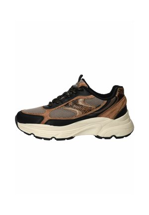 Sneaker met chunky zool in bruin, zwart en beige mesh en imitatie slangenhuidstructuren met zwarte veters op een witte achtergrond.