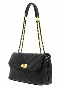 Sac à main en cuir matelassé noir avec une forme structurée, des garnitures en métal doré et une bandoulière enchaînée avec des accents noirs.