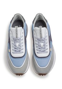 Hellblaue und graue Sneaker mit glatten und strukturierten Paneelen, runder Zehenpartie, weißen Schnürsenkeln und sportlichem Design. Mit Markenlogo auf der Zunge.
