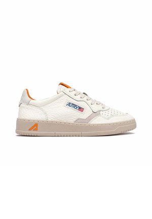 Sneaker in pelle bianca traforata con suola beige, dettagli arancioni e logo "Autry" con bandiera americana sul fianco.
