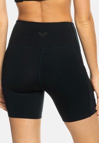 Sorte sykkelshorts laget av elastisk stoff, med høy midje og flate sømmer. Har en liten logo detalj på baksiden.