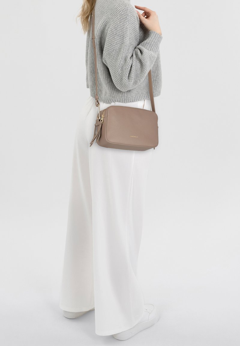 Coccinelle MALORY - Borsa a tracolla - warm taupe