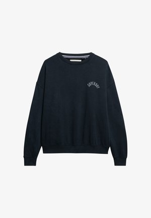 Ciemnoniebieska bluza z miękkiego materiału, z prążkowanym dekoltem i mankietami. Haftowane logo "SUPERDRY" w zakrzywionym stylu na przodzie.