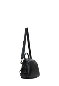 Bolso de mano de cuero negro con forma redondeada, que presenta un asa superior, correa ajustable y un charm en forma de estrella adjunto a la cremallera.