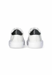 Baskets blanches avec un dessus en textile lisse, un accent noir au niveau du talon et un design à bout arrondi, dotées d'une semelle en caoutchouc blanche et d'un minimalisme dans les détails.
