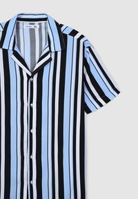Camicia a maniche corte con bottoni, caratterizzata da righe verticali in azzurro chiaro, nero e bianco. Realizzata in un tessuto leggero con una vestibilità comoda.