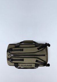 Sac de voyage en tissu vert avec des accents noirs, dotée de deux compartiments zippés, de poignées rembourrées et de sangles réglables.