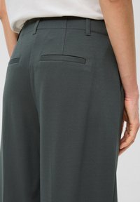 s.Oliver REGULAR MIT FALTE - Stoffhose - olivgrün
