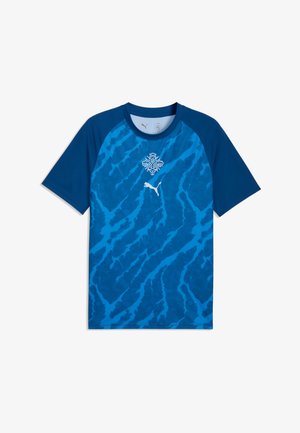 Camiseta deportiva azul de manga corta con mangas en un tono más oscuro, patrón abstracto en azul oscuro en la parte delantera, logotipo de Puma y emblema blanco en el pecho.