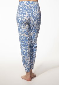 Lichte pyjamabroek met een blauw-wit bloemenpatroon, taps toelopende vorm, elastische tailleband en manchet bij de enkels. Zachte, ademende stof.