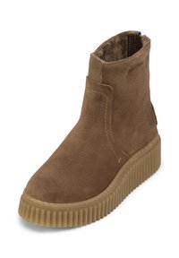 Bruine suède enkellaarsjes met een afgeronde neus en een geribbelde rubberen zool met verticale groeven. De binnenkant is gevoerd voor extra comfort.