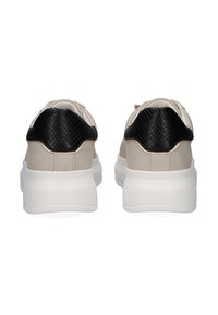 Zapatillas con un upper texturizado negro, cuerpo de ante beige y suela de goma blanca; presenta sutiles acentos dorados.