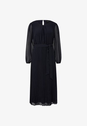 Langes schwarzes Kleid mit transparenten langen Ärmeln, plissiertem Rock, rundem Ausschnitt mit Schlitz und Stoffgürtel, der in der Taille gebunden ist.