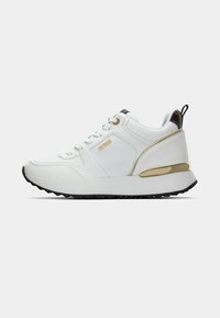 Sneaker atletica bianca con tomaia in pelle testurizzata, dettagli dorati, chiusura con lacci e suola in gomma nera con motivo a tasselli.