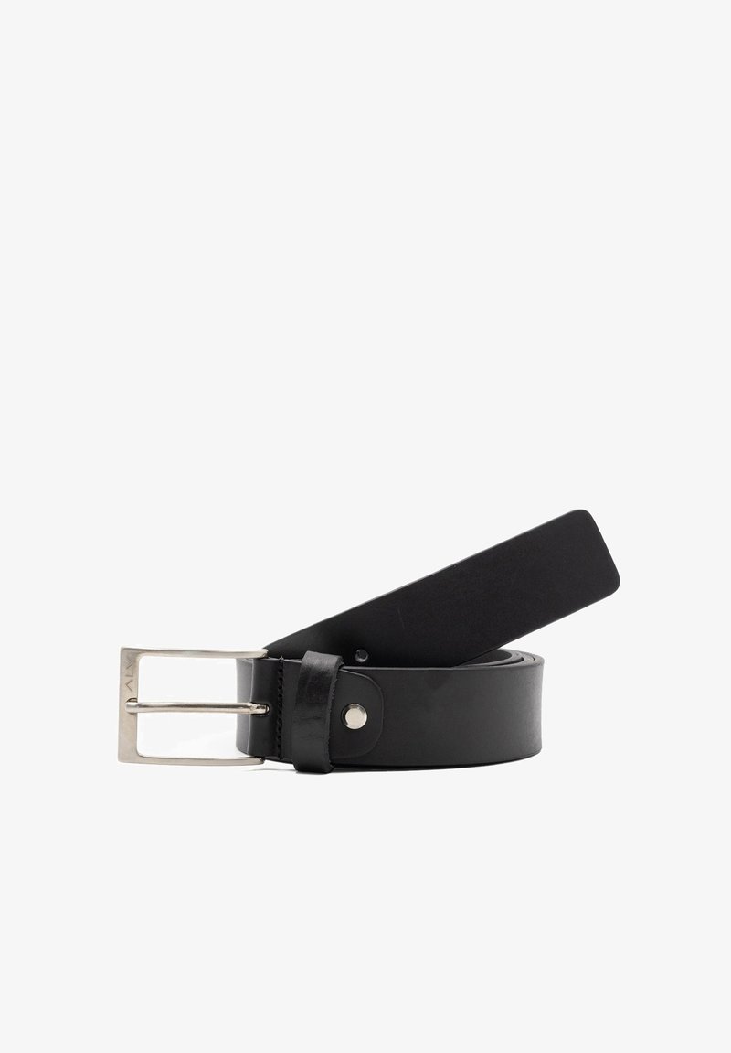 Zwarte leren riem met een zilveren metalen gesp. Beschikt over een gladde textuur, rechte vorm en een lusbevestiging aan één uiteinde.