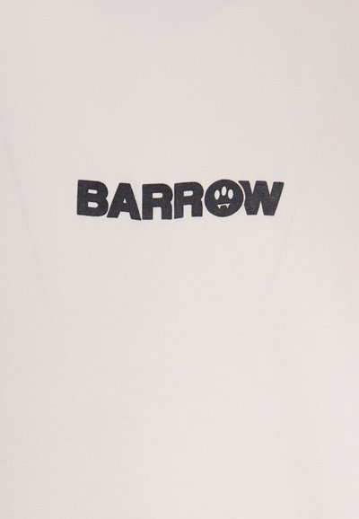 T-shirt bianca in cotone con il testo nero in grassetto "BARROW" e un logo grafico con occhi e bocca, centrato sul petto.