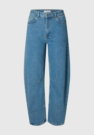 Jeans blu a vita alta con gamba larga, con bottone frontale, chiusura lampo, passanti per cintura e tasche frontali e posteriori su sfondo semplice.