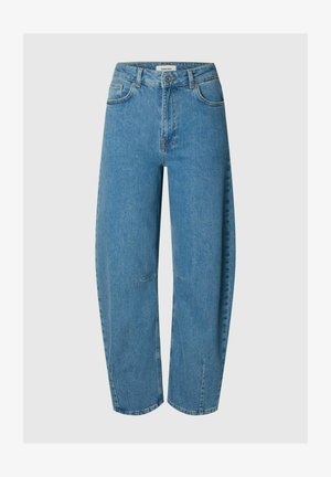 Jeans blu a vita alta con gamba larga, con bottone frontale, chiusura lampo, passanti per cintura e tasche frontali e posteriori su sfondo semplice.