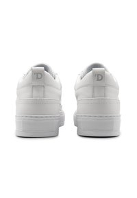 Witte sneakers van glad synthetisch materiaal, ronde neus, gewatteerde kraag en een gestructureerde rubberen zool. De achterkant heeft een logoaccent.