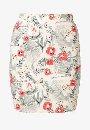 Hvid nederdel med gråt bladmønster og spredte koralrøde blomster, med en lige, tætsiddende silhuet.