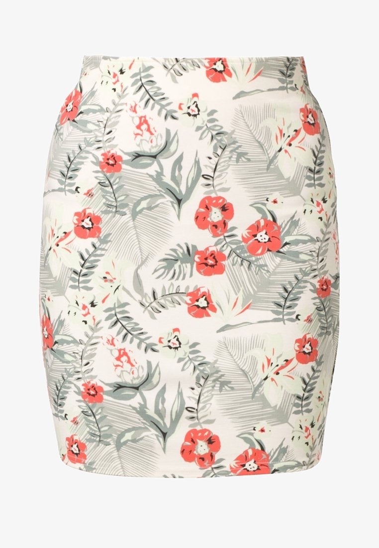 Jupe blanche avec motif de feuilles grises et fleurs corail rouges dispersées, présentant une silhouette droite et ajustée.