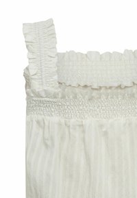 Abito bianco leggero con spalline arricciate e corsetto arriccicato. Presenta un tessuto testurizzato e un delicato motivo a righe su tutta la superficie.