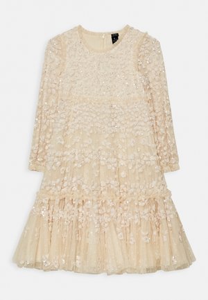 Vestido beige de manga larga con encaje floral, lentejuelas, falda plisada y cierre con cremallera en la espalda.