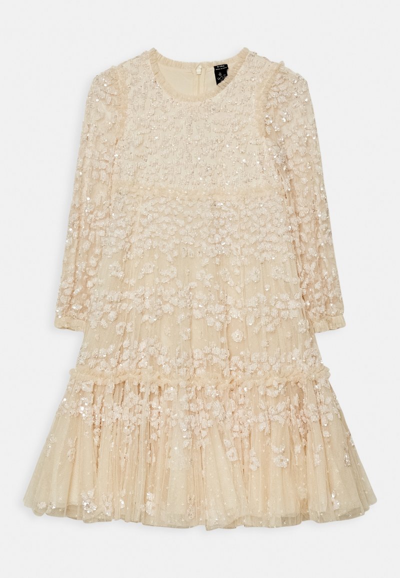 Robe longue à manches longues beige avec dentelle florale, paillettes, jupe plissée et fermeture éclair au dos.