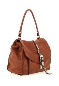 Borsa a tracolla in pelle marrone con un'unica maniglia superiore, chiusura a pattina e fibbia decorativa in argento con borchie sul cinturino anteriore.