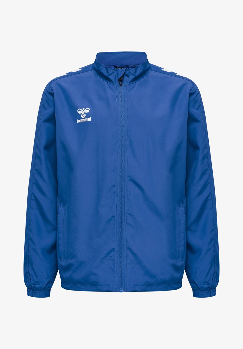 Blå lättviktig jacka med hög krage, långa ärmar, elastiska manschetter och logotyp på bröstet. Slät textur, inga synliga mönster.